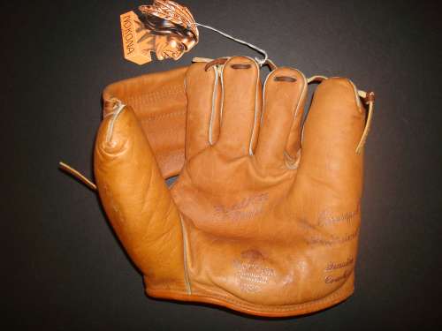 Chico Carrasquel Nokona G32 Light Front